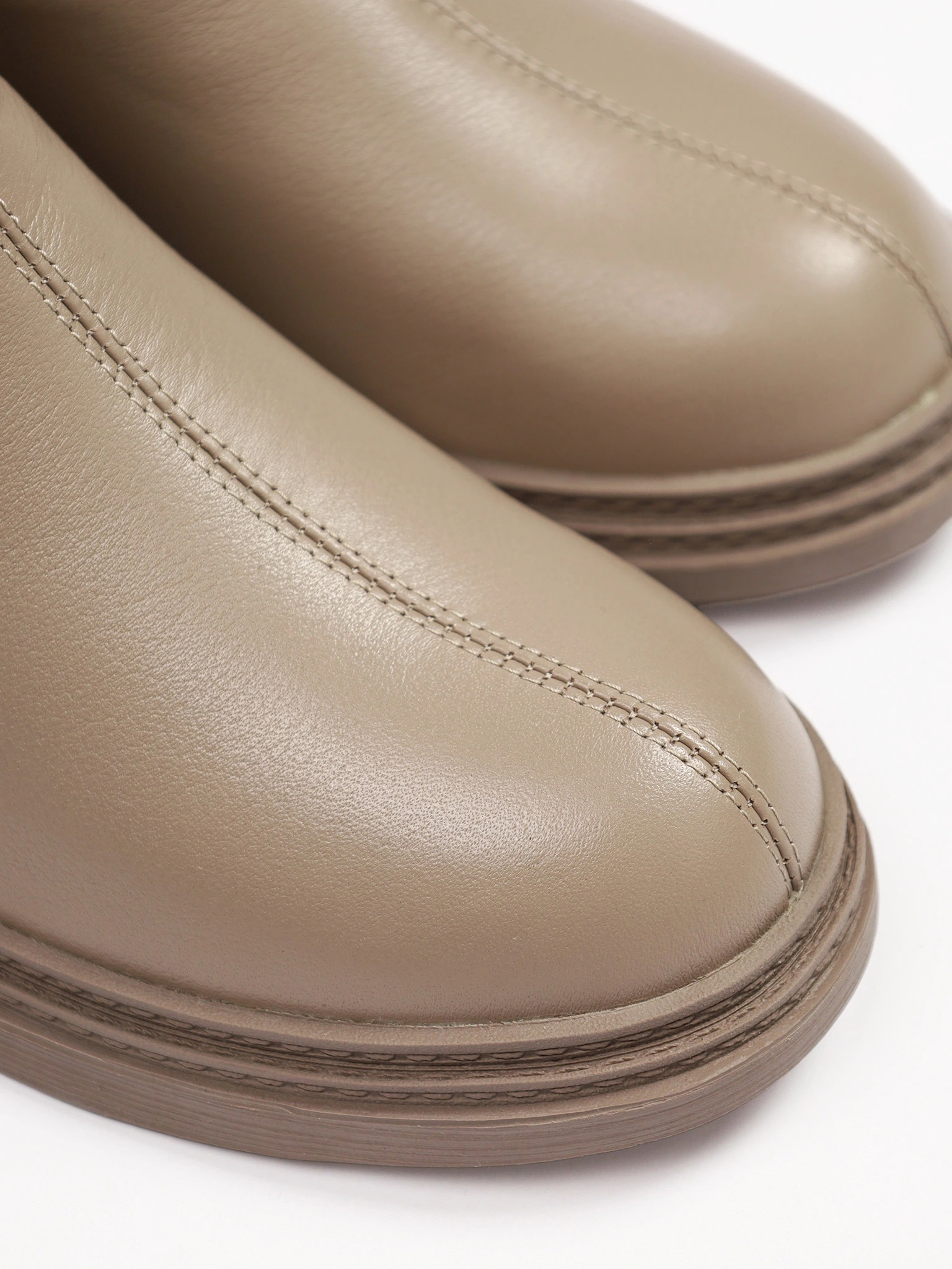 Ботинки серого цвета на среднем широком каблуке